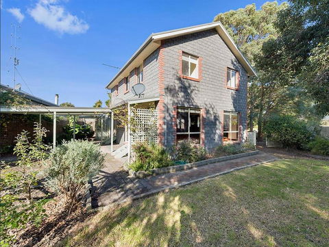 GUMS & ROSES - Family Home In The Heart Of Town. - ACT Tourism 1