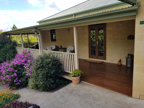Gumtree House Montville - ACT Tourism 0