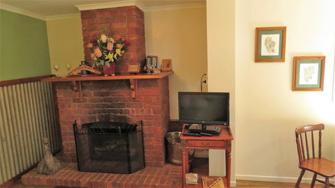 Gumtree On Gillies Bed And Breakfast - ACT Tourism 3