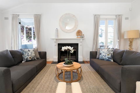 Hamptons Style Family Home 5 Minutes From Beach - ACT Tourism 0