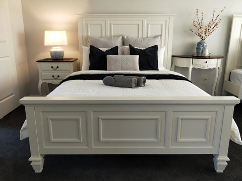 Hamptons Waterfront Getaway - ACT Tourism 3