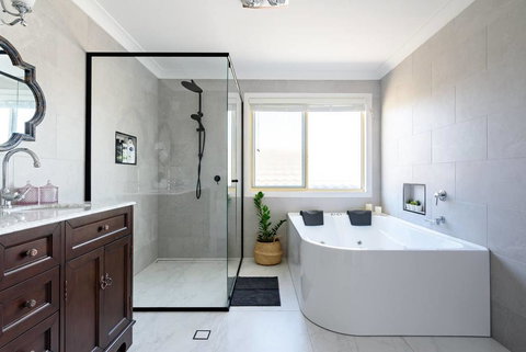 Hamptons Waterfront Getaway - ACT Tourism 0