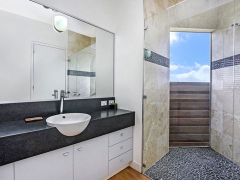 HEARN'S BEACH HOUSE - ACT Tourism 3