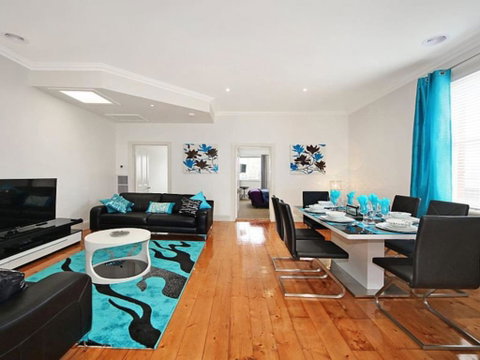 Hidden Gem In Cafe Strip! Chadstone + King Bed - ACT Tourism 0