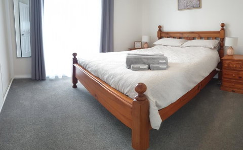 High View Family Cottages - ACT Tourism 3