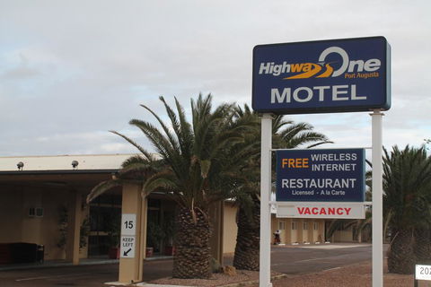 Highway One Motel - ACT Tourism 3