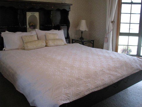 Hill Top Country Guest House - ACT Tourism 0