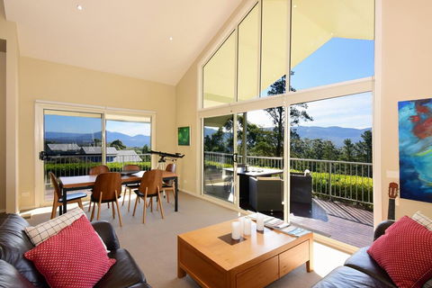 Hillcrest - Spectacular Views! - ACT Tourism 3