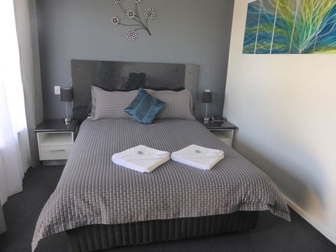 Hilltop Motel - ACT Tourism 1