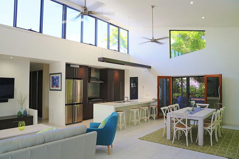 Hilltop Views - Cannonvale - ACT Tourism 0