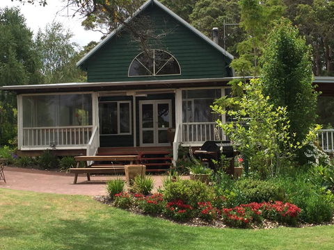 Hillview Chalet - ACT Tourism 0
