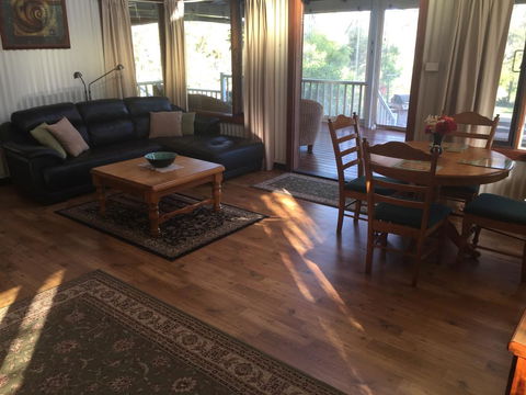 Hillview Chalet - ACT Tourism 3