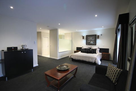 Hogans Motel - ACT Tourism 1