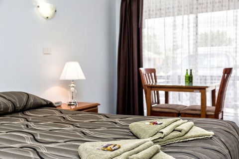 Holbrook Town Centre Motor Inn - ACT Tourism 3
