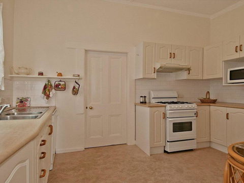 Hollyoak Cottage - Delightful, Ducks And Doileys! - ACT Tourism 1