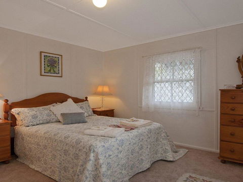 Hollyoak Cottage - Delightful, Ducks And Doileys! - ACT Tourism 3