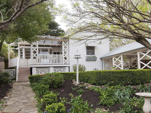 Hollyoak Cottage - Delightful, Ducks And Doileys! - ACT Tourism 0