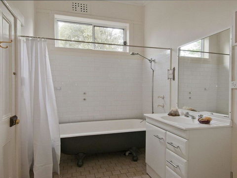 Hollyoak Cottage - Delightful, Ducks And Doileys! - ACT Tourism 2