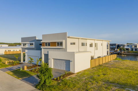 HomePlus -Fabulous Waterfront Dream Holiday House - ACT Tourism 0