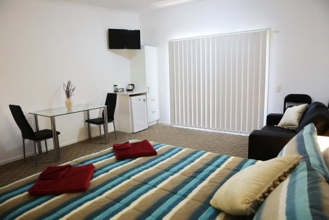 Honeybee - Country Accommodation - ACT Tourism 0