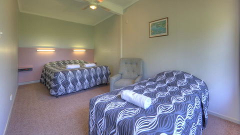 Jacaranda Motor Lodge - ACT Tourism 1