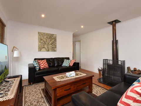 Kangaroo Cottage - Cute Accom In Bushland Setting - ACT Tourism 1