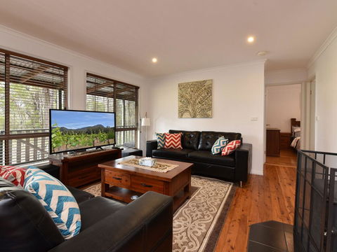 Kangaroo Cottage - Cute Accom In Bushland Setting - ACT Tourism 3