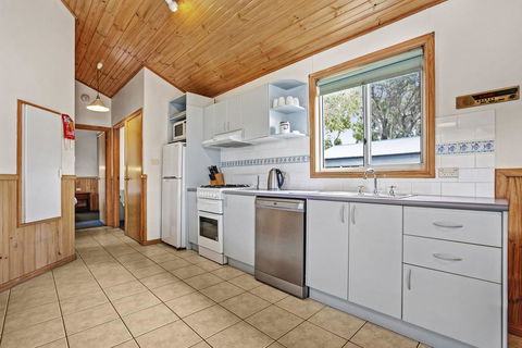 Kendalls Beach Holiday Park - ACT Tourism 2