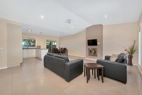 Kennedy Holiday Villas - ACT Tourism 3