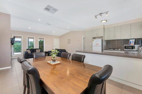 Kennedy Holiday Villas - ACT Tourism 1