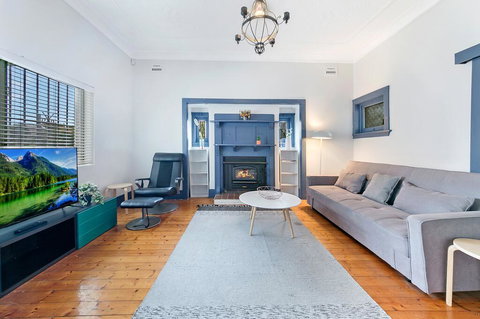 KOZYGURU ARNCLIFFE SYDNEY AIRPORT RENOVATED COTTAGE 3 BED HOUSE NAR232 - ACT Tourism 0