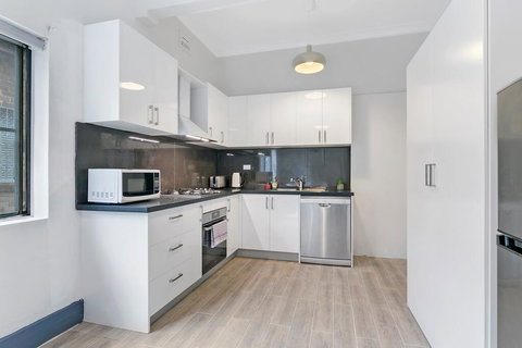 KOZYGURU ARNCLIFFE SYDNEY AIRPORT RENOVATED COTTAGE 3 BED HOUSE NAR232 - ACT Tourism 1