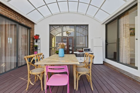 KOZYGURU Belrose Modern Designer 2 Bed + FREE Parking - ACT Tourism 0