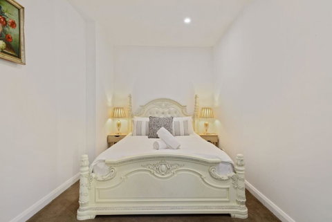 KOZYGURU Belrose Modern Designer 2 Bed + FREE Parking - ACT Tourism 2