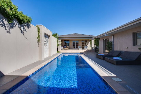 Kraimorie Large Family Beach House With Pool, Superb Water Views, Pool, And Games Room - ACT Tourism 1