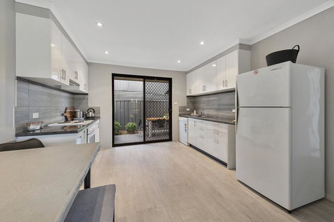 Lake Escape On Pool Avenue - ACT Tourism 1