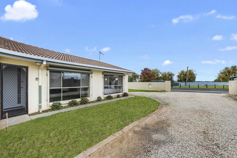 Lake Escape On Pool Avenue - ACT Tourism 0