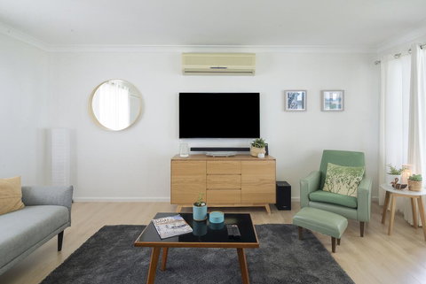 Lake Front Home - Relax & Unwind - ACT Tourism 2