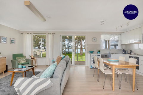 Lake Front Home - Relax & Unwind - ACT Tourism 0