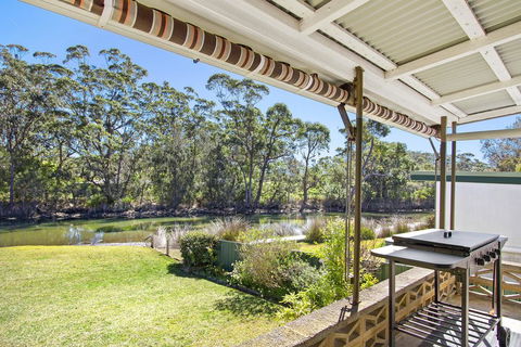 Lake Frontage Family Fun Home - ACT Tourism 3