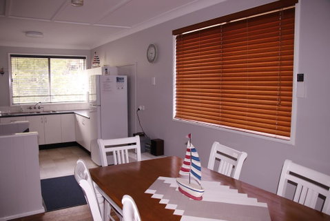 Lakes Edge Cottage - ACT Tourism 3