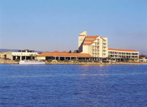 Lakes Hotel - ACT Tourism 0