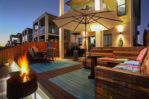 Lakeside Deck House - ACT Tourism 2