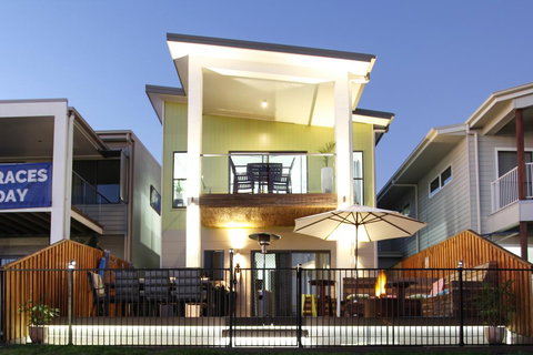 Lakeside Deck House - ACT Tourism 3