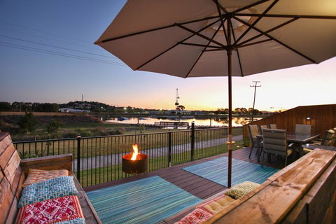 Lakeside Deck House - ACT Tourism 0