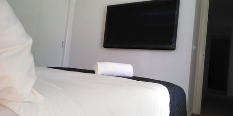 Lakeside Retreat & Business - ACT Tourism 1