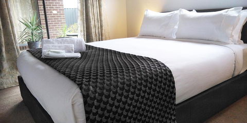 Lakeside Retreat & Business - ACT Tourism 3