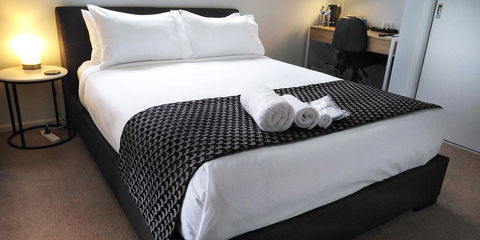 Lakeside Retreat & Business - ACT Tourism 0