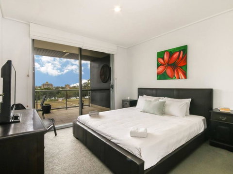 Large 3 Bedroom Apartment With River Views Near The Stadium - ACT Tourism 2