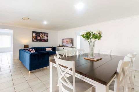 Large Executive And Family Home - Flinders View - ACT Tourism 0